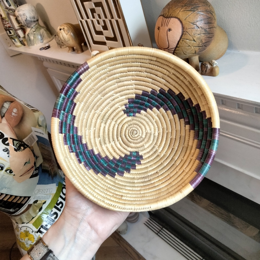 Hand-woven Navajo style basket - Picture 6 of 6